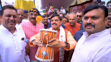 सीएम मोहन यादव ने जबलपुर में कांवड़ियों पर बरसाए फूल, डमरू बजाया, दादा गुरु संग चले पैदल सीएम मोहन यादव ने जबलपुर में कांवड़ियों पर बरसाए फूल, डमरू बजाया, दादा गुरु संग चले पैदल