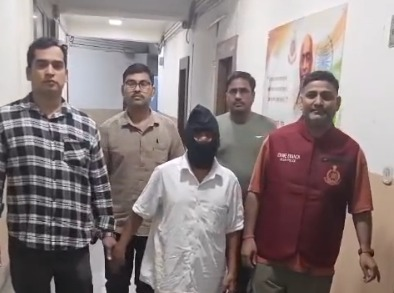 दिल्ली क्राइम ब्रांच की बड़ी सफलता, तमिलनाडु से 12 साल से फरार 50 हजार के इनामी जालसाज को पकड़ा दिल्ली क्राइम ब्रांच की बड़ी सफलता, तमिलनाडु से 12 साल से फरार 50 हजार के इनामी जालसाज को पकड़ा