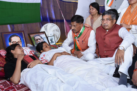 छात्र आंदोलन पर संजय सेठ ने सरकार को घेरा, खियांग्ते की गिरफ्तारी को बताया ‘आईवॉश’, सीबीआई जांच की मांग छात्र आंदोलन पर संजय सेठ ने सरकार को घेरा, खियांग्ते की गिरफ्तारी को बताया ‘आईवॉश’, सीबीआई जांच की मांग