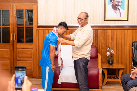 मणिपुर सीएम खेमचंद सिंह ने कॉमनवेल्थ गेम्स मेडलिस्ट ऋषिकांत सिंह को सम्मानित किया