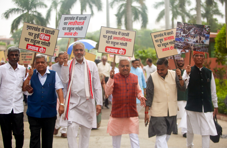 झारखंड के छात्र आंदोलन पर घिरे राहुल गांधी, भाजपा ने लगाया दोहरा रवैया अपनाने का आरोप झारखंड के छात्र आंदोलन पर घिरे राहुल गांधी, भाजपा ने लगाया दोहरा रवैया अपनाने का आरोप