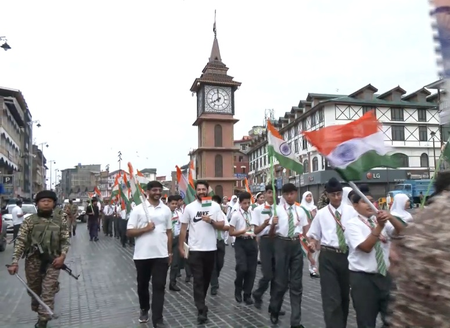 सीआरपीएफ ने श्रीनगर के लाल चौक पर निकाली तिरंगा रैली, बच्चों को बताया आजादी का महत्व सीआरपीएफ ने श्रीनगर के लाल चौक पर निकाली तिरंगा रैली, बच्चों को बताया आजादी का महत्व