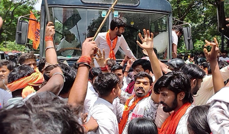 विधानसभा घेरने की कोशिश कर रहे एबीवीपी कार्यकर्ता हिरासत में, झारखंड बंद के दौरान कई जगह सड़क जाम विधानसभा घेरने की कोशिश कर रहे एबीवीपी कार्यकर्ता हिरासत में, झारखंड बंद के दौरान कई जगह सड़क जाम