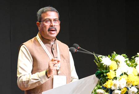 इन्हें झूठ फैलाकर घड़ियाली आंसू बहाना है, धर्मेंद्र प्रधान ने राहुल गांधी पर साधा निशाना इन्हें झूठ फैलाकर घड़ियाली आंसू बहाना है, धर्मेंद्र प्रधान ने राहुल गांधी पर साधा निशाना