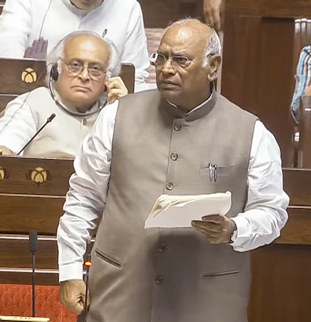 संसद में विपक्ष का हंगामा जारी, खड़गे बोले-हमारी मांग नहीं बदली, सरकार को सदन में देना होगा जवाब संसद में विपक्ष का हंगामा जारी, खड़गे बोले-हमारी मांग नहीं बदली, सरकार को सदन में देना होगा जवाब