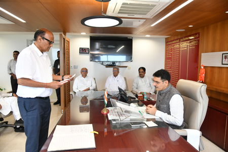 गुजरात उपचुनाव भाजपा की सीट बरकरार रहने के बाद सतीश पटेल ने मंजलपुर विधायक के तौर पर ली शपथ