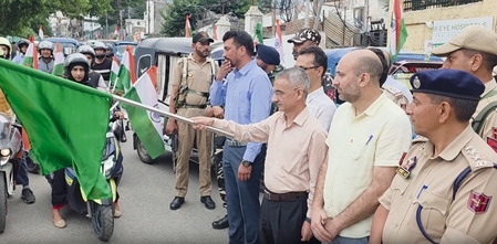 जम्मू-कश्मीर डोडा में बाइक और ई-ऑटो तिरंगा रैली निकाली गई, डीसी ने दिखाई हरी झंडी जम्मू-कश्मीर डोडा में बाइक और ई-ऑटो तिरंगा रैली निकाली गई, डीसी ने दिखाई हरी झंडी