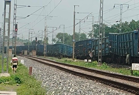 पलामू में कोयला लदी मालगाड़ी के 12 डिब्बे पटरी से उतरे, मुख्य रेल लाइनें सुरक्षित पलामू में कोयला लदी मालगाड़ी के 12 डिब्बे पटरी से उतरे, मुख्य रेल लाइनें सुरक्षित