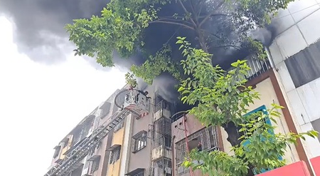 सूरत के कतारगाम के रिहायशी इलाके में लगी भीषण आग, फायर ब्रिगेड की टीम ने पाया काबू सूरत के कतारगाम के रिहायशी इलाके में लगी भीषण आग, फायर ब्रिगेड की टीम ने पाया काबू