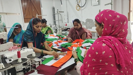 बिहार जीविका दीदियों को मिला तिरंगा बनाने का काम, 68 हजार झंडे तैयार करने का लक्ष्य बिहार जीविका दीदियों को मिला तिरंगा बनाने का काम, 68 हजार झंडे तैयार करने का लक्ष्य