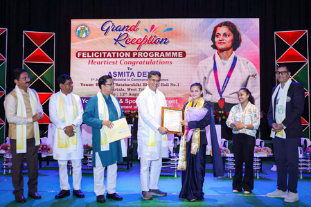 त्रिपुरा सीएम ने कॉमनवेल्थ गेम्स की गोल्ड मेडलिस्ट अस्मिता को सौंपा 10 लाख का चेक, अगरतला में मिलेगी जमीन त्रिपुरा सीएम ने कॉमनवेल्थ गेम्स की गोल्ड मेडलिस्ट अस्मिता को सौंपा 10 लाख का चेक, अगरतला में मिलेगी जमीन