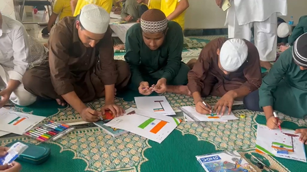 लखनऊ स्वतंत्रता दिवस से पहले दारुल उलूम फरंगी महल में तिरंगा पेंटिंग प्रतियोगिता, बच्चों में दिखा उत्साह लखनऊ स्वतंत्रता दिवस से पहले दारुल उलूम फरंगी महल में तिरंगा पेंटिंग प्रतियोगिता, बच्चों में दिखा उत्साह
