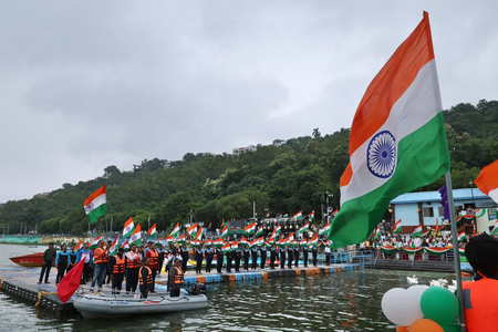 तिरंगे के रंग में रंगा भोपाल का बड़ा तालाब, सीएम मोहन यादव ने भी सराहा तिरंगे के रंग में रंगा भोपाल का बड़ा तालाब, सीएम मोहन यादव ने भी सराहा