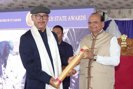 डॉ. पद्मा गुरमीत को यूटी लद्दाख राज्य पुरस्कार 2025 से सम्मानित किया गया डॉ. पद्मा गुरमीत को यूटी लद्दाख राज्य पुरस्कार 2025 से सम्मानित किया गया