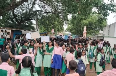 झारखंडः गढ़वा में हेडमास्टर के तबादले के विरोध में छात्रों का चक्का जाम, थाने पर पथराव में पुलिसकर्मी घायल