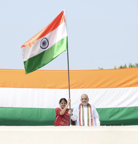 नितिन नवीन और अमित शाह ने नई दिल्ली में आवास पर फहराया तिरंगा, हर घर तिरंगा अभियान में की भागीदारी नितिन नवीन और अमित शाह ने नई दिल्ली में आवास पर फहराया तिरंगा, हर घर तिरंगा अभियान में की भागीदारी