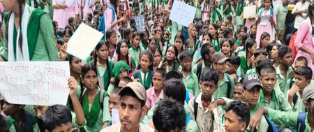झारखंड में 10-12 साल के बच्चों का सात घंटे का आंदोलन, प्रधानाध्यापक का तबादला वापस हुआ तो थमा बवाल झारखंड में 10-12 साल के बच्चों का सात घंटे का आंदोलन, प्रधानाध्यापक का तबादला वापस हुआ तो थमा बवाल