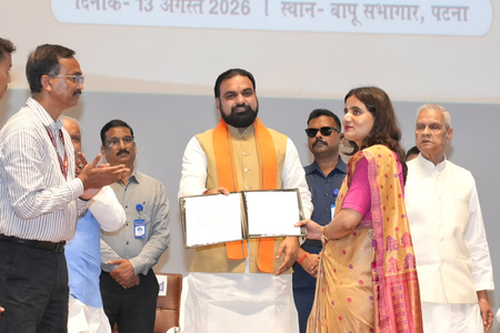 पटना सफल अभ्यर्थियों को मिले नियुक्ति पत्र, मंत्रियों ने कहा- विपक्ष के आरोपों को गलत साबित किया पटना सफल अभ्यर्थियों को मिले नियुक्ति पत्र, मंत्रियों ने कहा- विपक्ष के आरोपों को गलत साबित किया