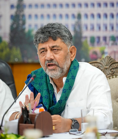 कर्नाटक मुख्यमंत्री शिवकुमार ने खड़गे की रैली स्थल पर हुए ‘शुद्धिकरण’ की कड़ी निंदा की कर्नाटक मुख्यमंत्री शिवकुमार ने खड़गे की रैली स्थल पर हुए ‘शुद्धिकरण’ की कड़ी निंदा की