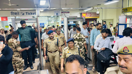 स्वतंत्रता दिवस से पहले नोएडा में सुरक्षा व्यवस्था सख्त, मेट्रो स्टेशन और मॉल में सघन चेकिंग अभियान स्वतंत्रता दिवस से पहले नोएडा में सुरक्षा व्यवस्था सख्त, मेट्रो स्टेशन और मॉल में सघन चेकिंग अभियान