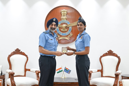 स्क्वाड्रन लीडर भावना कंठ बनीं पहली महिला फाइटर कॉम्बैट लीडर, वायुसेना प्रमुख से मिली प्रशंसा स्क्वाड्रन लीडर भावना कंठ बनीं पहली महिला फाइटर कॉम्बैट लीडर, वायुसेना प्रमुख से मिली प्रशंसा