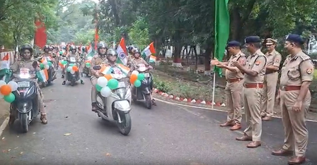 गाजियाबाद में महिला पुलिसकर्मियों ने निकाली तिरंगा स्कूटर रैली, सुरक्षा का दिया संदेश गाजियाबाद में महिला पुलिसकर्मियों ने निकाली तिरंगा स्कूटर रैली, सुरक्षा का दिया संदेश