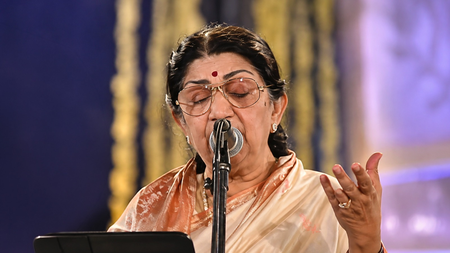 इन देशभक्ति गीतों से मनाएं आजादी का पर्व, हर दिल में जगेगा राष्ट्रप्रेम इन देशभक्ति गीतों से मनाएं आजादी का पर्व, हर दिल में जगेगा राष्ट्रप्रेम