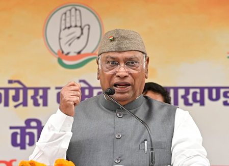 स्वतंत्रता दिवस के अवसर पर कांग्रेस अध्यक्ष खड़गे, सोनिया और प्रियंका गांधी ने देशवासियों को दी शुभकामनाएं स्वतंत्रता दिवस के अवसर पर कांग्रेस अध्यक्ष खड़गे, सोनिया और प्रियंका गांधी ने देशवासियों को दी शुभकामनाएं