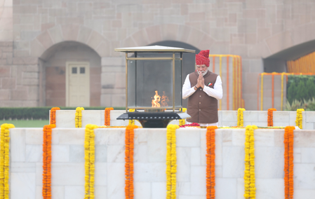स्वतंत्रता दिवस प्रधानमंत्री ने राजघाट पर महात्मा गांधी को श्रद्धांजलि अर्पित की स्वतंत्रता दिवस प्रधानमंत्री ने राजघाट पर महात्मा गांधी को श्रद्धांजलि अर्पित की