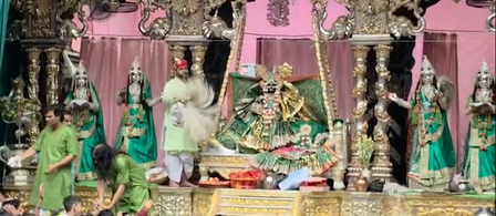 हरियाली तीज पर हरे रंग में रंगे बांके बिहारी, सोने-चांदी के झूले पर राधा संग झूले ठाकुर जी हरियाली तीज पर हरे रंग में रंगे बांके बिहारी, सोने-चांदी के झूले पर राधा संग झूले ठाकुर जी