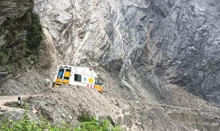 उत्तराखंड चमोली के बिरही-निजमुला मार्ग पर भूस्खलन, मरीज को ले जा रही 108 एंबुलेंस मलबे में फंसी उत्तराखंड चमोली के बिरही-निजमुला मार्ग पर भूस्खलन, मरीज को ले जा रही 108 एंबुलेंस मलबे में फंसी