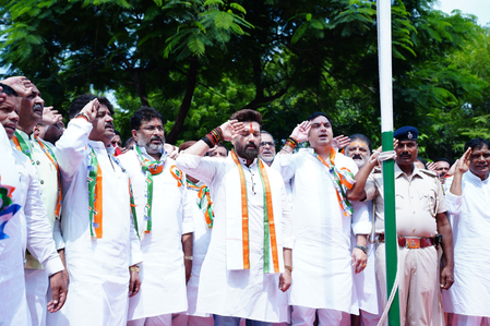 चिराग पासवान ने बिहार प्रदेश कार्यालय में किया ध्वजारोहण, बोले- विकसित भारत के संकल्प के साथ आगे बढ़ें देशवासी चिराग पासवान ने बिहार प्रदेश कार्यालय में किया ध्वजारोहण, बोले- विकसित भारत के संकल्प के साथ आगे बढ़ें देशवासी