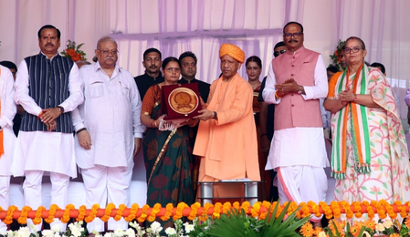 सीएम योगी ने बलिदानी वीरों के परिजनों का किया सम्मान