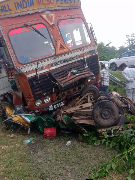 झारखंड लातेहार में भीषण सड़क हादसा, कंटेनर ने बाइक और सवारी टेंपो को कुचला, सात की मौत झारखंड लातेहार में भीषण सड़क हादसा, कंटेनर ने बाइक और सवारी टेंपो को कुचला, सात की मौत