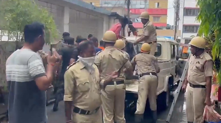 बंगाल के तारापीठ में आग का कहर; 6 लोगों की दर्दनाक मौत, कई घायल अस्पताल में भर्ती बंगाल के तारापीठ में आग का कहर; 6 लोगों की दर्दनाक मौत, कई घायल अस्पताल में भर्ती