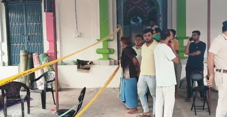 बिहार गोपालगंज की एक मस्जिद में मौलवी की चाकू मारकर हत्या, मौके पर कई थानों की पुलिस तैनात बिहार गोपालगंज की एक मस्जिद में मौलवी की चाकू मारकर हत्या, मौके पर कई थानों की पुलिस तैनात