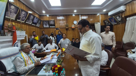 प्रशांत किशोर ने विधायक के तौर पर पद और गोपनीयता की शपथ ली, कहा-विधानसभा का सदस्य बनना गर्व की बात प्रशांत किशोर ने विधायक के तौर पर पद और गोपनीयता की शपथ ली, कहा-विधानसभा का सदस्य बनना गर्व की बात