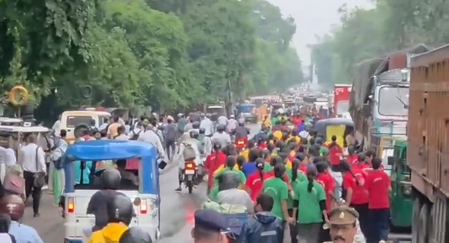 यूपी शिक्षकों की कमी और खराब भोजन से नाराज छात्राओं का प्रदर्शन, डीएम को मौके पर बुलाने की मांग यूपी शिक्षकों की कमी और खराब भोजन से नाराज छात्राओं का प्रदर्शन, डीएम को मौके पर बुलाने की मांग