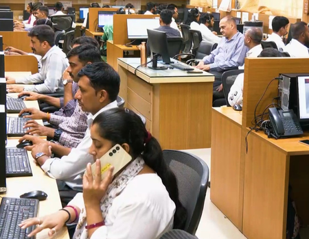 गुजरात पुलिस की डिजिटल स्ट्राइक; दर्ज हो रही ई-जीरो एफआईआर, पीड़ितों को घर बैठे मिल रहा इंसाफ गुजरात पुलिस की डिजिटल स्ट्राइक; दर्ज हो रही ई-जीरो एफआईआर, पीड़ितों को घर बैठे मिल रहा इंसाफ