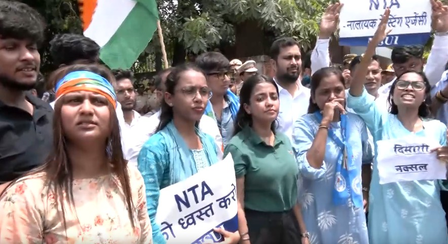यूजीसी-नेट परीक्षा में गड़बड़ी के आरोप, एनटीए कार्यालय के बाहर एनएसयूआई का प्रदर्शन