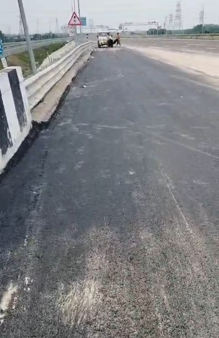 बारिश के बीच गंगा एक्सप्रेसवे पर रफ्तार बरकरार, क्षतिग्रस्त हिस्से समय रहते दुरुस्त बारिश के बीच गंगा एक्सप्रेसवे पर रफ्तार बरकरार, क्षतिग्रस्त हिस्से समय रहते दुरुस्त