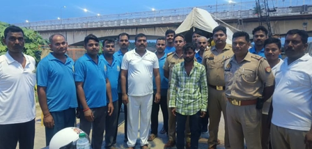 गोरखपुर में राप्ती नदी में डूब रहे युवक के लिए फरिश्ता बने पीएसी जवान, सकुशल बचाया गोरखपुर में राप्ती नदी में डूब रहे युवक के लिए फरिश्ता बने पीएसी जवान, सकुशल बचाया
