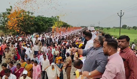 महाराष्ट्र खामगांव से शेगांव की ओर बढ़ी गजानन महाराज की पालकी, वारकरियों का उमड़ा सैलाब
