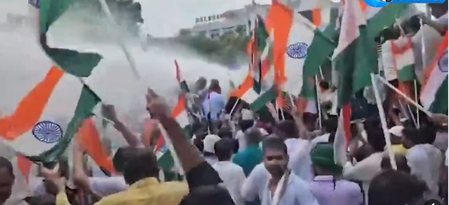 बिहार राजद के लोक भवन मार्च में प्रदर्शनकरियों ने बैरिकेडिंग तोड़ी, तेजस्वी यादव हिरासत में बिहार राजद के लोक भवन मार्च में प्रदर्शनकरियों ने बैरिकेडिंग तोड़ी, तेजस्वी यादव हिरासत में