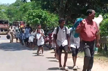 ओडिशा के केंद्रपाड़ा में बाढ़ का कहर, कुलासाही आश्रम में फंसे 255 छात्रों का रेस्क्यू ओडिशा के केंद्रपाड़ा में बाढ़ का कहर, कुलासाही आश्रम में फंसे 255 छात्रों का रेस्क्यू