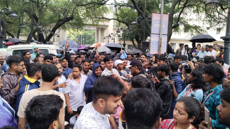 झारखंडः नौकरी खत्म करने के विरोध में सड़क पर उतरे सैकड़ों अभ्यर्थी, ‘न्याय दो या फांसी दो’ के नारे के साथ प्रदर्शन झारखंडः नौकरी खत्म करने के विरोध में सड़क पर उतरे सैकड़ों अभ्यर्थी, ‘न्याय दो या फांसी दो’ के नारे के साथ प्रदर्शन