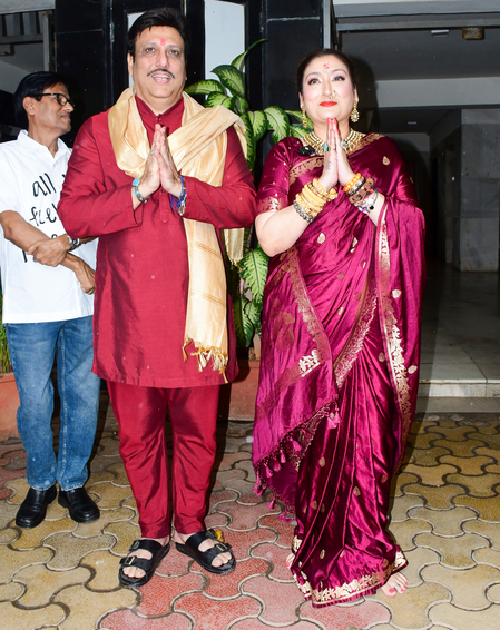 गोविंदा-सुनीता के रिश्ते में आया नया मोड़, तलाक की अर्जी वापस लेने बांद्रा कोर्ट पहुंचीं सुनीता आहूजा गोविंदा-सुनीता के रिश्ते में आया नया मोड़, तलाक की अर्जी वापस लेने बांद्रा कोर्ट पहुंचीं सुनीता आहूजा