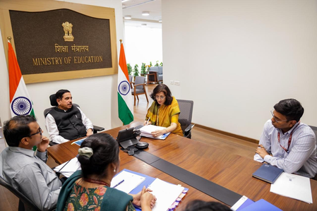 मुफ्त ऑनलाइन कोचिंग देने की पहल, केंद्रीय शिक्षा मंत्री ने की समीक्षा मुफ्त ऑनलाइन कोचिंग देने की पहल, केंद्रीय शिक्षा मंत्री ने की समीक्षा