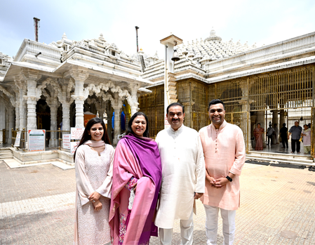 गौतम अदाणी ने पर्यूषण महापर्व से पहले परिवार के साथ गुजरात के महुडी जैन मंदिर में किए दर्शन