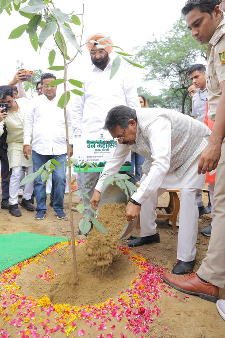 दिल्ली के पर्यावरण मंत्री सिरसा और भाजपा अध्यक्ष हर्ष मल्होत्रा ने किया पौधरोपण, वन्यजीव मास्टर प्लान की दी जानकारी दिल्ली के पर्यावरण मंत्री सिरसा और भाजपा अध्यक्ष हर्ष मल्होत्रा ने किया पौधरोपण, वन्यजीव मास्टर प्लान की दी जानकारी